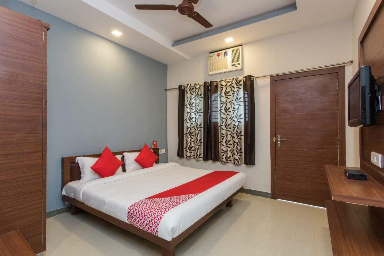Oyo 17161 Hotel Mahalaxmi اوجاين المظهر الخارجي الصورة
